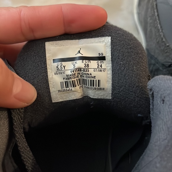 Jordan 5, gray for kid or adult size 6 can fit - Picture 4 of 4